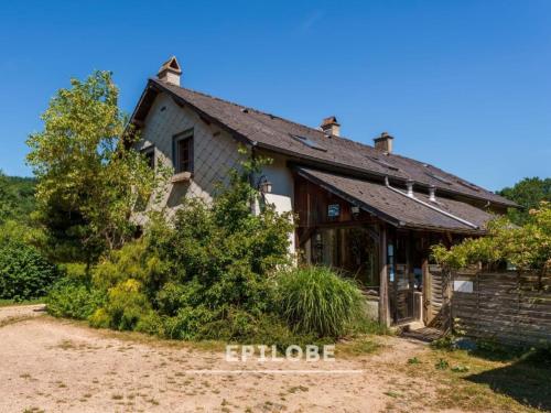 an external view of the farm house at Gîte des fleurs - 5 Chalets in Saint-Prix
