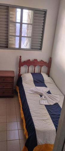Katil atau katil-katil dalam bilik di Quarto e Banheiro individual Centro de Patrocínio