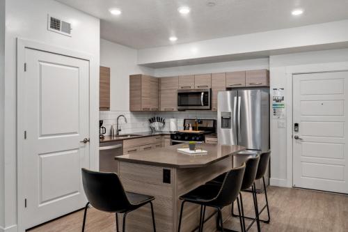 Η κουζίνα ή μικρή κουζίνα στο Central City Luxury-2BR 2BA,Pool,Htub,Gym,Parking