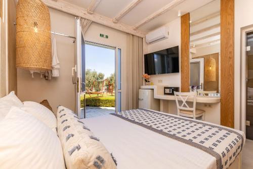 a bedroom with a large bed and a kitchen at Villa Billena in Skala Potamias