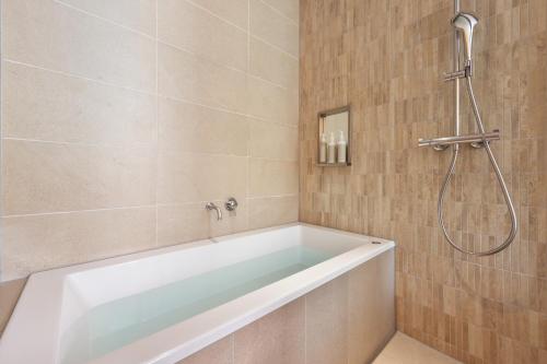 Un baño de With The Style Fukuoka