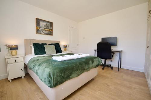 a bedroom with a bed and a desk and a chair at Rydal Palace Rugby - Charming 2Bed Haven With Free Driveway Parking in Rugby