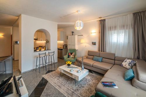 Modern spacious Villa, 36 sqm Pool, 70m to beach - Villa Mediteran