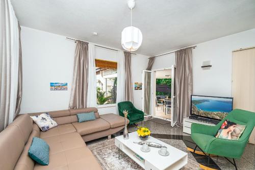 Modern spacious Villa, 36 sqm Pool, 70m to beach - Villa Mediteran