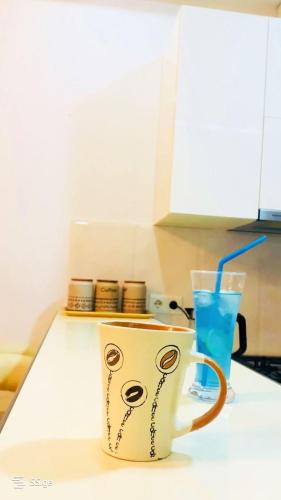 Příslušenství pro přípravu čaje a kávy v ubytování ბინა საბურთალო 2 საძინებელი #8