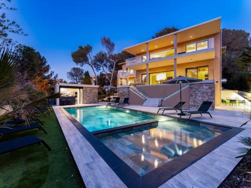 a swimming pool in front of a house at Appart HOTEL 3 Chambres - parking - clim in Saint-Raphaël