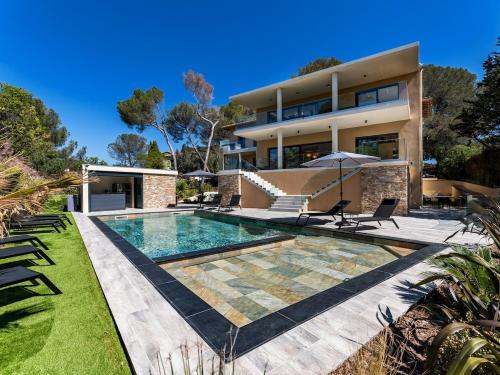 an image of a house with a swimming pool at Appart HOTEL 3 Chambres - parking - clim in Saint-Raphaël