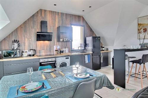 une cuisine avec une table et une salle à manger dans l'établissement Ty spot, à Trégastel