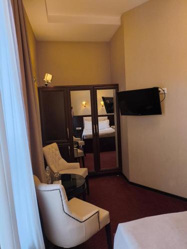 Una televisión o centro de entretenimiento en Marionn Hotel