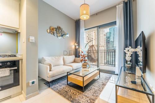 Facing the Dubai Water Canal 1BR, Minutes from Metro with Easy Downtown Access, Zada Tower, Business Bay by Deluxe Holiday Homes