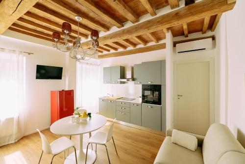 a kitchen and living room with a table and chairs at Casa Lippa in Spilamberto