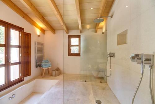 une salle de bain avec douche et baignoire dans l'établissement Exclusive Palma Villa with Modern Amenities, 1001, à Calvià