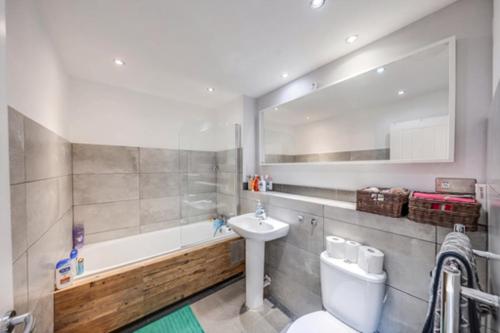 ダートフォードにあるLondon Suburb Home Sleeps 7 - Great Connectionsの洗面台、浴槽、トイレを備えたバスルーム