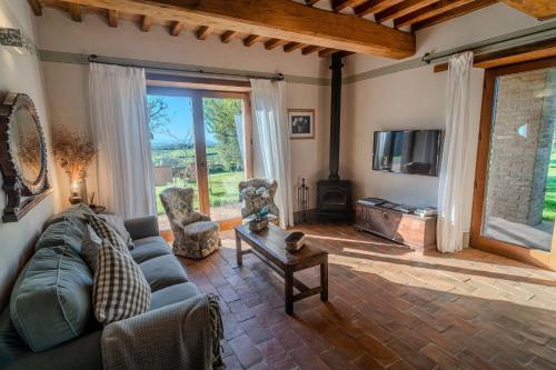 特雷宽达Agriturismo Sole的带沙发和电视的客厅
