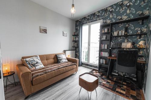 un salon avec un canapé et une télévision dans l'établissement Spacious duplex in the heart of Bordeaux, à Bordeaux