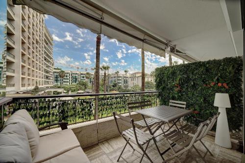 REF 1434 - Cannes Croisette - Sea view apartment for rent