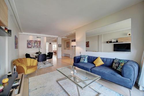 REF 1434 - Cannes Croisette - Sea view apartment for rent