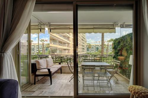 REF 1434 - Cannes Croisette - Sea view apartment for rent