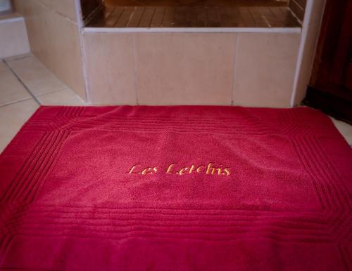 a red towel with the word las labels on it at Duplex terrasse avec belle vue in Fort-de-France