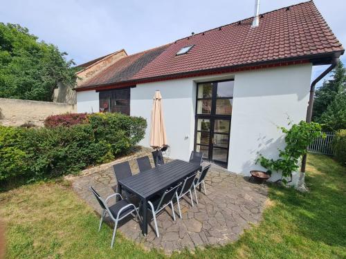 a table and chairs in the backyard of a house at U Lojzika in Pulkov