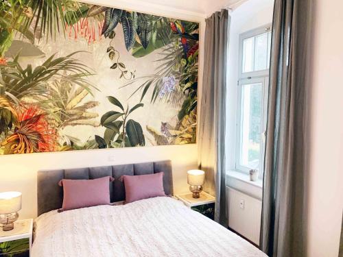 En eller flere senge i et værelse på Ruhig zentral Privatparkplatz historischer Stuckaltbau