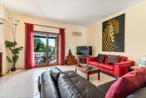 Ein Sitzbereich in der Unterkunft 3 bedroom Villa Madelini with private pool, Aphrodite Hills Resort