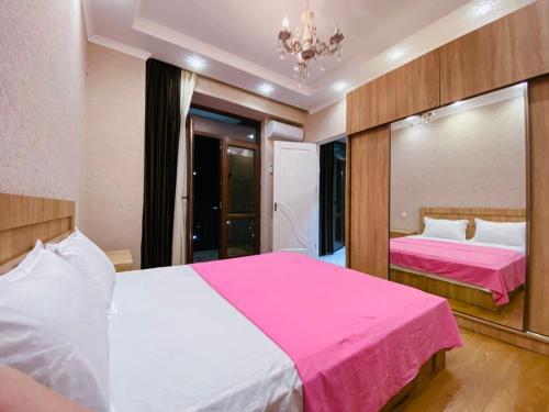 une chambre avec deux lits et un miroir dans l'établissement ბინა საბურთალოზე 2 საძინებელი #17, à Tbilissi
