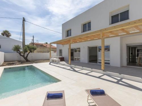 Swimmingpoolen hos eller tæt på Villa Les Oliveres by Interhome