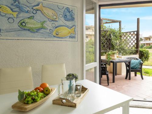 Una mesa con un bol de fruta encima. en Apartment Iris 7- Terza Spiaggia by Interhome, en Golfo Aranci