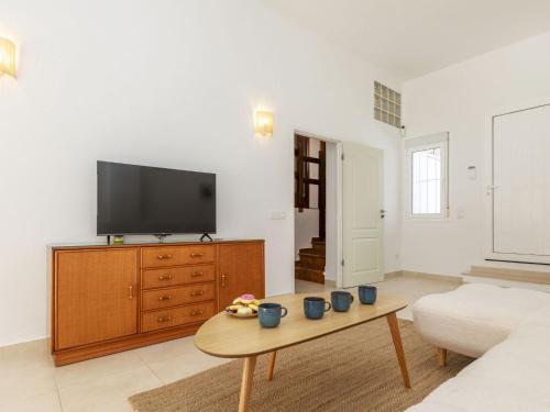 ein Wohnzimmer mit Fernseher und Couchtisch in der Unterkunft Villa Mar by Interhome in L'Ametlla de Mar