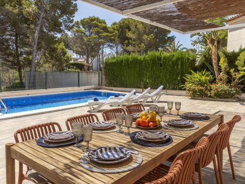 ein Holztisch mit einer Obstschale auf einer Terrasse in der Unterkunft Villa Mar by Interhome in L'Ametlla de Mar