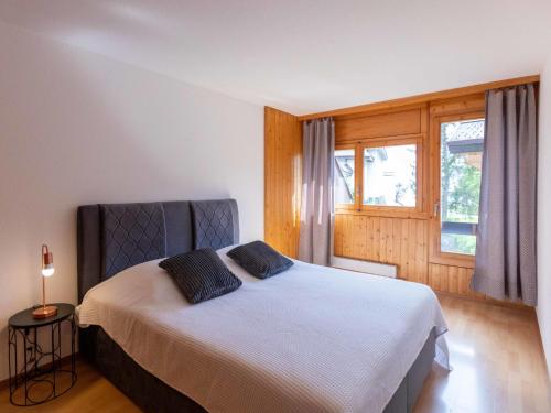 una camera da letto con un letto e una finestra di Apartment Les Dryades 6 by Interhome a Villars-sur-Ollon