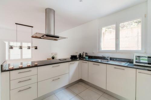 Η κουζίνα ή μικρή κουζίνα στο Casa Bianca by Quokka 360 - two apartments in Val Verzasca