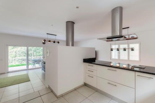 Η κουζίνα ή μικρή κουζίνα στο Casa Bianca by Quokka 360 - two apartments in Val Verzasca