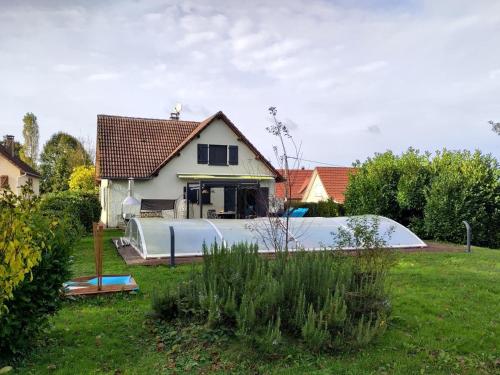 a house with a swimming pool in a yard at La maison de Lilylou in Villars-Saint-Georges