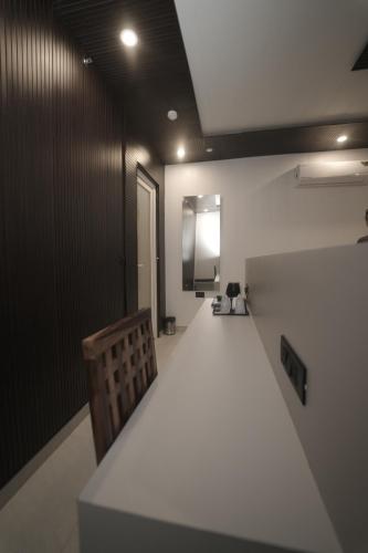 THE TRADE INTERNATIONAL HOTEL Jaipurにあるテレビまたはエンターテインメントセンター