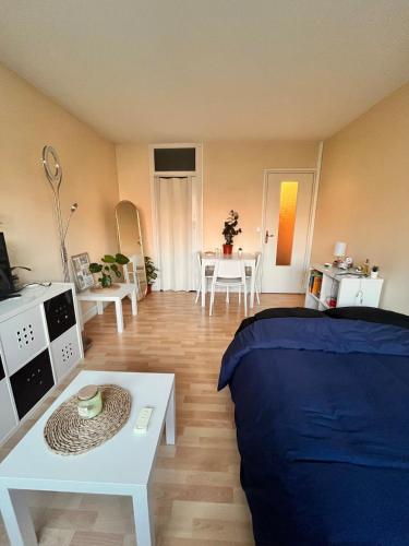 Calm, garden view stay near Paris and the Seine