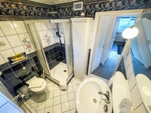 Bilik mandi di Apartment Fewo 4 in ruhigem Haus by Interhome