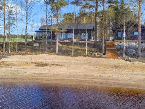 ein Haus am Ufer eines Gewässers in der Unterkunft Holiday Home Tervaranta by Interhome in Ähtäri
