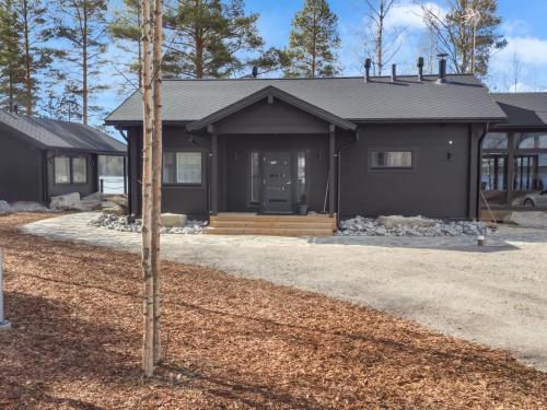ein Haus mit einem schwarzen Haus mit einer Veranda in der Unterkunft Holiday Home Tervaranta by Interhome in Ähtäri