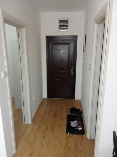 an empty room with a door and a wooden floor at Apartmani Janićijević 2 in Kragujevac
