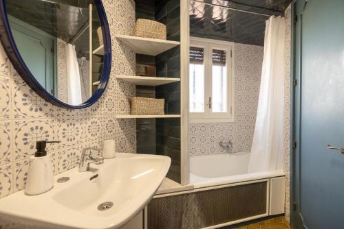 RíudecañasにあるVilla La Guaitaの洗面台と鏡のあるバスルーム