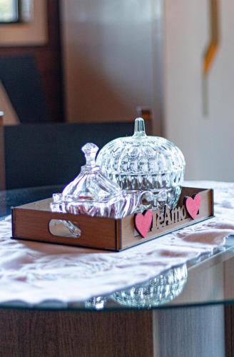 a cake in a box on top of a table at Cabana em Alfredo Wagner - Cabana Herança Serrana in Barracão