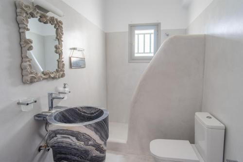 Ένα μπάνιο στο Villas Agia Irini Cove