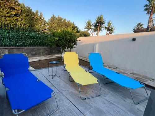 three chairs and a table on a patio at Villa Leonessa in Tremestieri Etneo