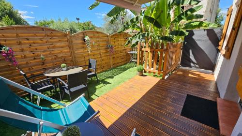 un patio avec une table et des chaises et une clôture dans l'établissement La petite Luciole entre mer et montagne., à Cagnes-sur-Mer