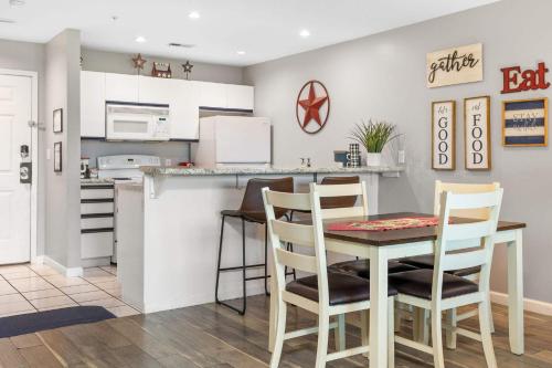 une cuisine et une salle à manger avec une table et des chaises dans l'établissement Americondo -Sleeps 8 Only blocks from 76 Strip, à Branson