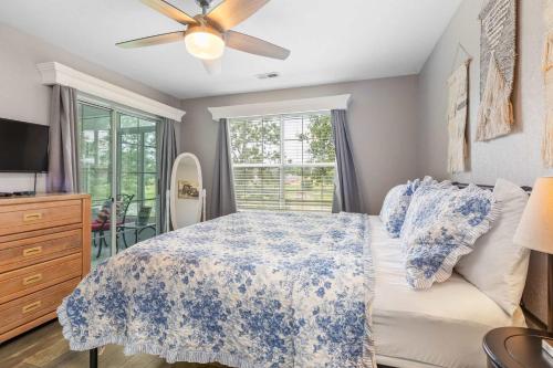 une chambre avec un lit et un ventilateur de plafond dans l'établissement Americondo -Sleeps 8 Only blocks from 76 Strip, à Branson