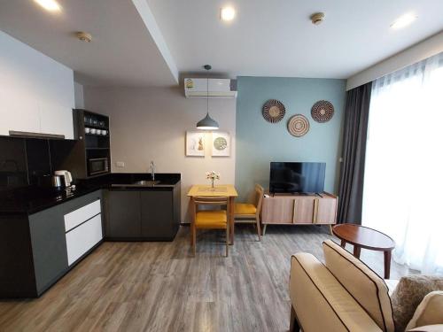 Η κουζίνα ή μικρή κουζίνα στο The Deck Patong