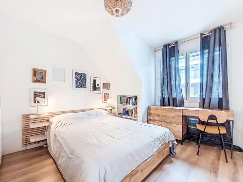 une chambre avec un lit, un bureau et une chaise dans l'établissement Apartment Charme et Confort by Interhome, à Vannes